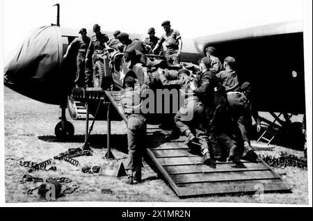 PREPARATIVI PARACADUTISTI PER L'INVASIONE - Glider sono caricati dalle forze aviotrasportate. Jeep e cannoni anticarro da 6 libbre sono stati trasportati sulla rampa di carico, British Army, 6th Airborne Division Foto Stock