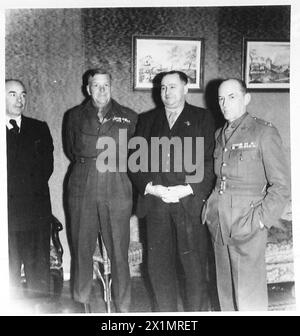 I leader sindacali britannici, tra cui il tenente colonnello H.N. Bright, il signor Will Lawther e il brigadiere J.K. Duplop, arrivano nel nord Italia durante le operazioni dell'esercito britannico. Foto Stock