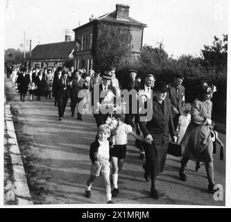 MOVIMENTO DI RESISTENZA FRANCESE NEL VILLAGGIO DI BEAUMESNIL EURE - membri della FFI che guidano la processione attraverso il villaggio sulla strada per il War Memorial. Furono raggiunti dagli abitanti del villaggio, British Army, 21st Army Group Foto Stock