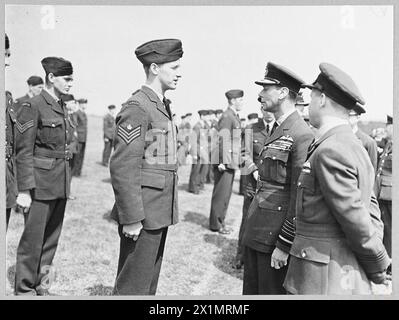 IL RE INCONTRA I DAM-BUSTERS - 9923 il re parla con il sergente di volo K.W. Brown, di Moose Jaw, Saskatchewan, Canada, che riceve il C.G.M, Royal Air Force Foto Stock