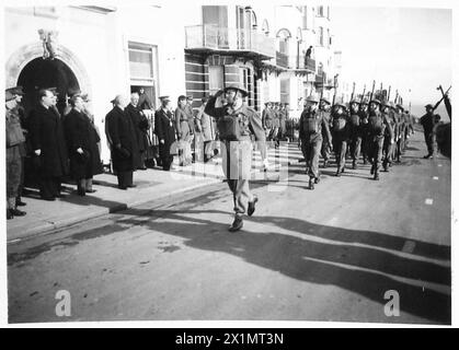 NUOVI COLORI PER LE TRUPPE BELGHE - alcune delle truppe belghe che marciano oltre il loro primo ministro, con il ministro belga per la guerra e il ministro degli affari esteri, l'esercito britannico Foto Stock