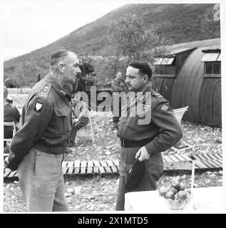 ITALIA: OTTAVO ESERCITO: CONFERENZA AL TAC H.Q. - da sinistra a destra - Brigadiere Ray con Lieut. Generale Burns, esercito britannico Foto Stock