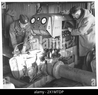 SMINAMENTO DELLE MINE CON GETTO D'ACQUA AD ALTA PRESSIONE - pompa a bassa pressione in azione da una riserva idrica interna, British Army Foto Stock