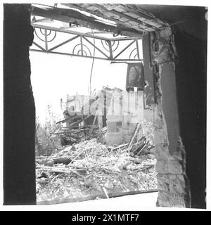 Le scene a Bizerta mostrano la distruzione nella città causata dai bombardamenti, documentata dal personale dell'esercito britannico. Foto Stock