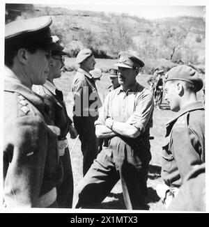 OTTAVO ESERCITO : IL GENERALE LEESE VISITA LA BRIGATA DELLE GUARDIE H.Q. (INDIPENDENTE) - il generale parla con gli ufficiali del suo vecchio reggimento, British Army Foto Stock