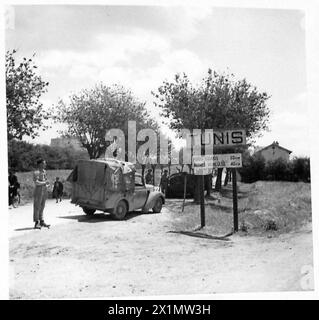 TUNISI - SCENE DOPO LA CADUTA DELLA CITTÀ - uno dei nostri camion che passa il segnale di confine di Tunisi, l'esercito britannico Foto Stock