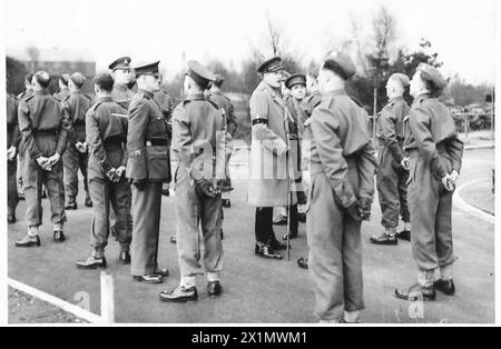 BRIG. SIR PERCY LAURIE ISPEZIONA LA POLIZIA MILITARE - il brigadiere Sir Percy parla con uno degli uomini, l'esercito britannico Foto Stock