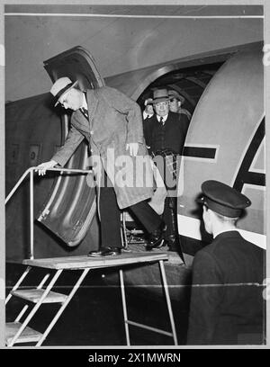 IL SIPARIO ARRIVA IN INGHILTERRA PER LA CONFERENZA SULL'IMPERO - il signor John Curtin, primo ministro australiano, è arrivato via aerea per la prima conferenza in tempo di guerra tra i primi ministri del Commonwealth, inaugurata a Londra il 1° maggio 1944. Presieduta da Churchill e avviata come consiglio di guerra, la conferenza discuterà anche di tutti i problemi postbellici di ricostruzione e sicurezza. I membri principali sono: Mr. Churchill e Lord Cranborne, Segretario di Stato per i Dominions; Mr. Mackenzie King, Canada; Mr. Curtin, Australia; sig. Fraser, nuova Zelanda; generale Smuts, Sudafrica. Altro governo britannico Foto Stock