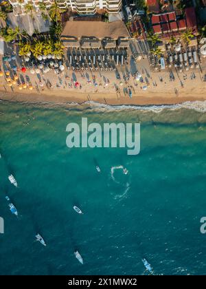 Giri in barca nell'oceano sottostante vicino alla famosa spiaggia di Puerto Vallarta, Messico. Foto Stock