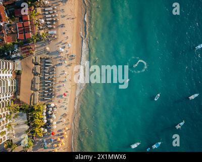 Giri in barca nell'oceano sottostante vicino alla famosa spiaggia di Puerto Vallarta, Messico. Foto Stock