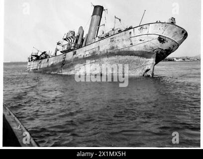 Navi affondate che ostruivano l'ingresso al porto di Biserta, British Army, 1942-1946 campagne in Nord Africa, Sicilia, Italia, Balcani e Austria. Foto Stock