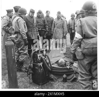 I comandanti alleati, tra cui il generale Eisenhower e l'ACM Sir A. Tedder, osservano il personale del 92nd F.A. Battalion che amministra il primo soccorso ad una vittima simulata di gas, il British Army. Foto Stock