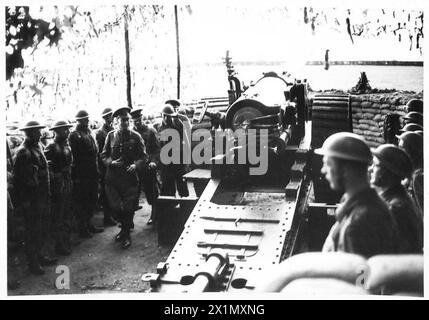 IL RE VISITA EAST COAST - ispezionando uno dei cannoni della 57th Terranova Heavy Battery della Royal Artillery, British Army Foto Stock