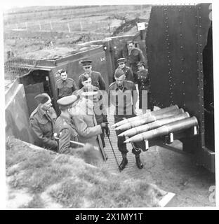 IL FELDMARESCIALLO Lord MILNE FA VISITA ALLA BRIGATA ANTIAEREA - il FELDMARESCIALLO Lord Milne, Master Gunner, ispeziona cannoni e proiettili A.A. da 4,5 pollici in un'area di difesa della Brigata A.A. della costa meridionale, British Army Foto Stock