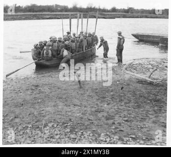Il personale dell'esercito britannico lancia e gestisce una barca pieghevole durante l'addestramento o l'attività operativa. Foto Stock