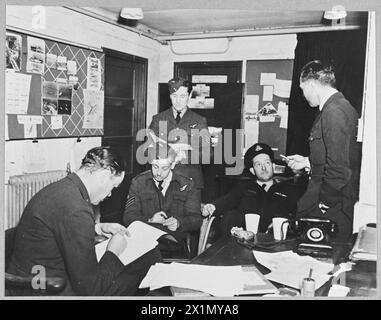 LE FORTEZZE DI COMANDO COSTIERE COPRONO VASTI TRATTI ATLANTICI. - La foto del 11099 (pubblicata nel 1943) mostra che Un equipaggio della Fortezza viene interrogato nella stanza dell'Intelligence, Royal Air Force Foto Stock