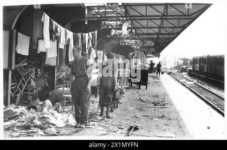 RIPARAZIONE DI DANNI DA BOMBE AL CENTRO FERROVIARIO DI CAEN - rimozione di detriti sulla piattaforma n. 1, British Army, 21st Army Group Foto Stock