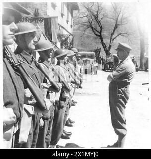 OTTAVO ESERCITO : IL GENERALE LEESE VISITA H.Q.(INDIPENDENTE) GUARDIE BRIGATA - il generale Leese parla con l'amemberof della guardia in servizio fuori Brigade H.Q, British Army Foto Stock