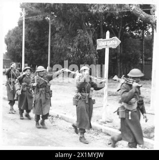 ITALIA: SBARCO ALLEATO A SUD DI ROMA - fanteria britannica che passa lungo la strada per Roma, British Army Foto Stock