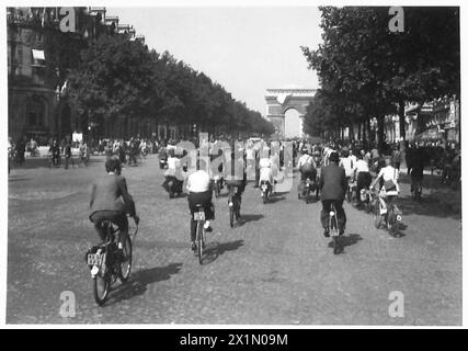 SCENE A PARIGI - parigini in bicicletta fino all'Arco di Trionfo per partecipare alle celebrazioni, British Army, 21st Army Group Foto Stock