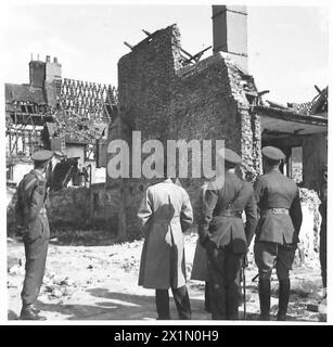 IL SEGRETARIO DI STATO PER LA GUERRA FA VISITA ALLE TRUPPE - Sir James Grigg assiste a una dimostrazione di combattimenti di strada, l'esercito britannico Foto Stock