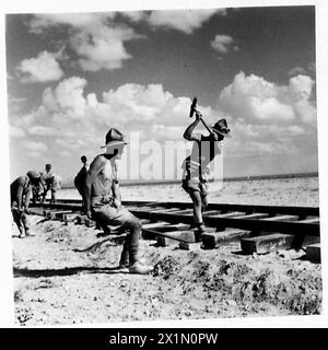 IMMAGINI DELLA COSTRUZIONE occidentale DESERTRAILWAY - dopo aver posizionato le rotaie, i perni vengono inseriti, per mantenere la rotaia in posizione, British Army Foto Stock