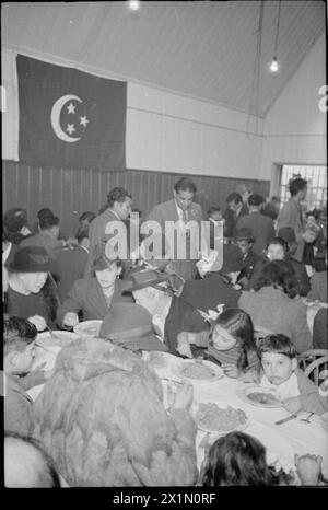 MUSULMANI IN GRAN BRETAGNA: CELEBRAZIONI EID UL FITR, 1941 - uomini, donne e bambini si godono una festa dopo la cerimonia Eid ul Fitr presso la Moschea di East London, Foto Stock