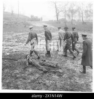 H.M. IL RE VISITA IL COMANDO SUD-ORIENTALE - sua Maestà accompagnato da ufficiali viene visto passare una "vittima" durante la dimostrazione del corso d'assalto, British Army Foto Stock