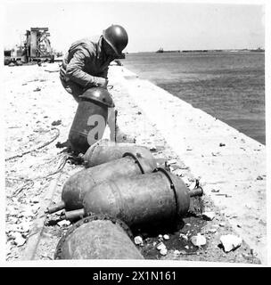 Un ingegnere americano rimuove un detonatore da una carica di profondità a Bizerta sotto la supervisione dell'esercito britannico. Foto Stock