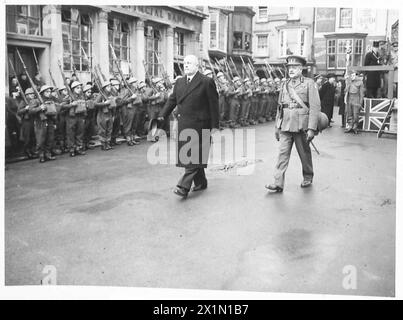 NUOVI COLORI PER LE TRUPPE BELGHE - il primo ministro belga e il comandante in capo belga ispezionano le truppe in parata, l'esercito britannico Foto Stock