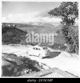 ITALIA: OTTAVA BATTAGLIA ARMYRIVER SANGRO - visione generale del tipo di paese in cui i neozelandesi devono combattere. MT. Amaro (2795 metri) è visto con la neve che copre la sua cima, questa montagna fa parte della catena montuosa degli Appennini, British Army Foto Stock