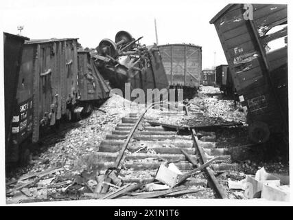 RIPARAZIONE DI DANNI DA BOMBE AL CENTRO FERROVIARIO DI CAEN - danni ai carri merci e via permanente nei cantieri merci, British Army, 21st Army Group Foto Stock