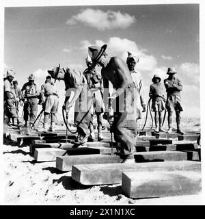 IMMAGINI DELLA COSTRUZIONE occidentale DESERTRAILWAY - dopo aver disposto e misurato le traverse, vengono alesati i fori in preparazione per l'inserimento dei bulloni, British Army Foto Stock