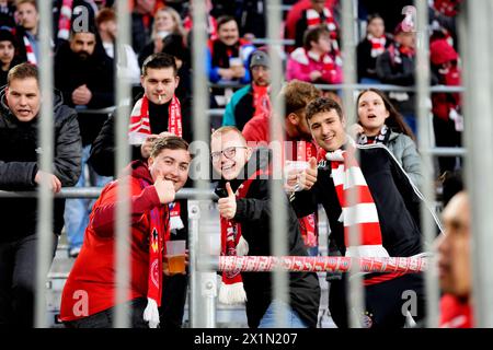 Tifosi in vista dei quarti di finale della UEFA Champions League, partita di andata e ritorno all'Allianz Arena di Monaco. Data foto: Mercoledì 17 aprile 2024. Foto Stock