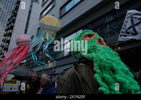 DATA RECORD NON DICHIARATA Ocean Rebellion Deep Sea Mining Protestation Rave a Londra Ocean Rebellion O organizza un concerto di protesta contro una cima mineraria in alto mare all'Hilton di Canary Wharf, evidenziando i suoi effetti dannosi sulla vita marina. Si ritiene che l'estrazione di noduli di manganese dai fondali marini per l'uso nelle tecnologie verdi provochi notevoli danni ambientali. Si schiaccia il fondale marino della vita, rilascia pennacchi di sedimenti e crea rumore che disorienta gli animali marini. L'inquinamento acustico causato dalle miniere d'altura è centinaia di volte più forte di un lancio di razzi spaziali. Uno Foto Stock