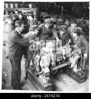 ATS AL LAVORO IN UN DEPOSITO ORDNANCE - Un tecnico di officina ha mostrato loro come funziona il motore caterpillar, British Army Foto Stock