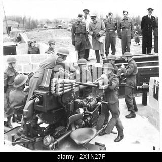 IL FELDMARESCIALLO Lord MILNE VISITA LA BRIGATA ANTIAEREA - il FELDMARESCIALLO Lord Milne e il brigadiere R. Barrow di una brigata A.A. di South Coats, visita un sito di artiglieria di H.A.A., British Army Foto Stock