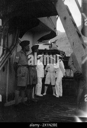 AZIONE DEL PESCHERECCIO HM LADY SHIRLEY CON U-BOAT TEDESCO. SETTEMBRE 1941, A BORDO DELLA HMT LADY SHIRLEY, DURANTE E DOPO L'AZIONE. UN GRANDE U-BOAT TEDESCO SI ARRESE A SEGUITO DELL'AZIONE DI LADY SHIRLEY. IL PESCHERECCIO ERA DI PATTUGLIA QUANDO L'U-BOAT FU AVVISTATO IN SUPERFICIE. L'U-BOOT SI TUFFÒ IMMEDIATAMENTE E IL PESCHERECCIO ATTACCÒ CON CARICHE DI PROFONDITÀ. QUESTI COSTRINSERO IL SOTTOMARINO IN SUPERFICIE, E FU SUBITO INGAGGIATA DALLE MITRAGLIATRICI E DALLE 4' DI LADY SHIRLEY. DOPO ESSERE STATO COLPITO DA DIVERSI PROIETTILI DA 4', L'EQUIPAGGIO DELL'U-BOOT SI ARRESE. L'U-BOAT AFFONDÒ. LADY SHIRLEY RAGGIUNSE GIBILTERRA CON 44 Foto Stock