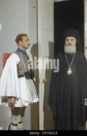 L'ARCIVESCOVO REGGENTE DAMASKINOS DI GRECIA, 15 FEBBRAIO 1945 - il reggente con una guardia Evzone alla Reggenza di Atene, Damaskinos (Arcivescovo) Foto Stock