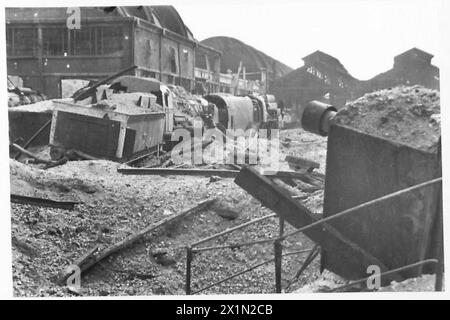 RIPARAZIONE DI DANNI DA BOMBE AL CENTRO FERROVIARIO DI CAEN - motori distrutti intorno al cratere bomba, British Army, 21st Army Group Foto Stock