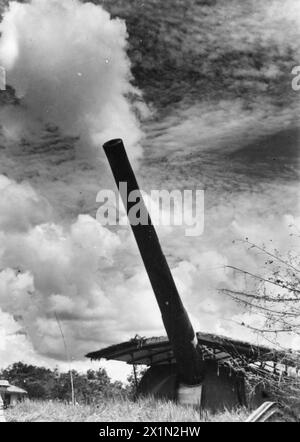 ESTREMO ORIENTE: SINGAPORE, MALESIA E HONG KONG 1939-1945 - Preludio 1939 - 8 dicembre 1941: Uno dei cannoni da 15 pollici di Singapore per la difesa costiera elevato al fuoco, Foto Stock