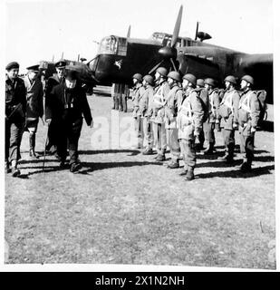 IL PRIMO MINISTRO E GENERALE MARSHALL VISITANO LE TRUPPE - il primo ministro che ispeziona le truppe paracadutisti, l'esercito britannico Foto Stock