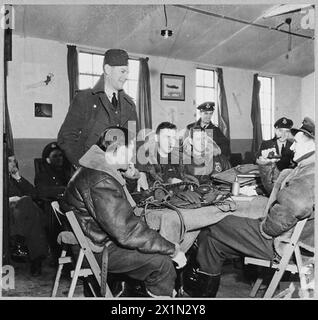 NIGHT FIGHTER SQUADRON DELLA ROYAL CANADIAN AIR FORCE IN BRITAIN : PERSONNEL AND MACHINES - 4885 il Comandante C.O. -Wing D.G. Morris DFC., [in piedi - con alcuni dei suoi equipaggi, la Royal Air Force Foto Stock