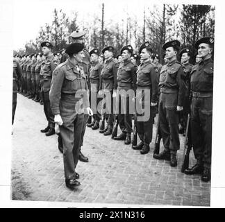 IL CANCELLIERE DELLO SCACCHIERE VISITA I CAPI DI GUERRA E IL FELDMARESCIALLO MONTGOMERY CON 52 DIV (PIANURA) - ispezionando il vi Cameroniani, l'esercito britannico, il 21st Army Group Foto Stock