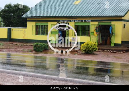 Equatore ugandese. Linea equatore in Africa. Dopo la pioggia all'equatore. Masaka - Uganda: 6 giugno 2016 Foto Stock