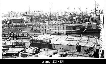 Le unità delle flotte alleate sono in porto al porto di Bizerta, con personale dell'esercito britannico presente e prigionieri osservati, British Army. Foto Stock