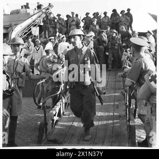 ARRIVO DI TRUPPE EVACUATE DA CRETA - Un soldato britannico che scende dalla passerella con il suo equipaggiamento e la pistola tommy, British Army Foto Stock