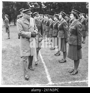 IL FELDMARESCIALLO Lord MILNE VISITA LA BRIGATA ANTIAEREA - il FELDMARESCIALLO Lord Milne, accompagnato dal brigadiere R. Barrow, che aveva servito sotto di lui nell'ultima guerra, ispeziona un plotone ATS di un quartier generale della brigata South Coats A.A., British Army Foto Stock