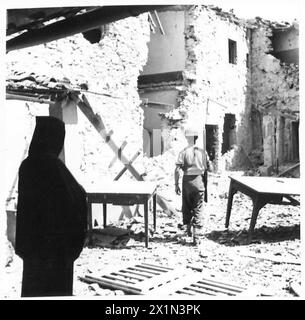 ITALIA: OTTAVO ESERCITO: INCONTRO MONASTREY CATTURATO - scena della desolazione in uno dei cortili del Monastero, Esercito britannico Foto Stock