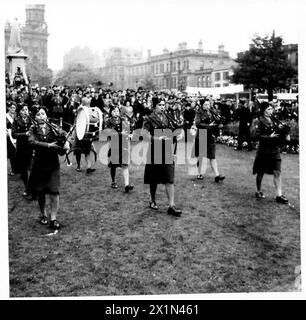 Una ATS Piper's Band esegue un concerto di addio sul prato del Belfast City Hall per grandi folle. Foto Stock